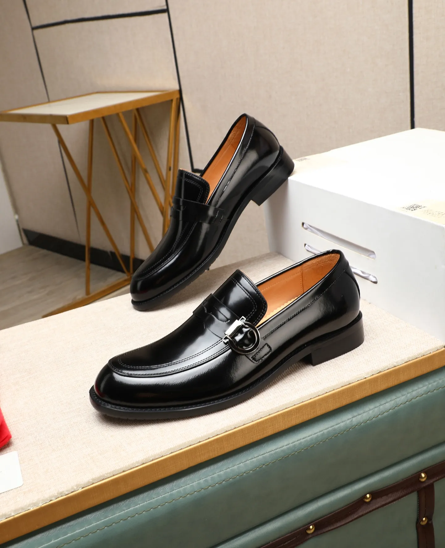 Men's shoes 💰560 📛📛(water-dyed cow lining) Salvatore Ferragamo high-end (Salvatore Ferragamo) is the world's top luxury footwear brand. It comes from the fashion kingdom of Italy. It is famous all over the world for its traditional handmade design and novel styles... 🚶🏻🚶🏻New suit shoes are available simultaneously at the counter. This model is made of pure handmade imported Italian calfskin fabric ➕soft water-dyed cowhide lining Original authentic outsole🌀🌀Size: 38➖44 (45 46 customized)
